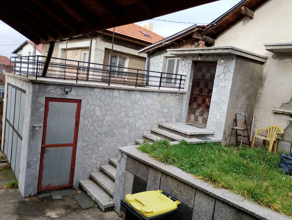 продавам солидна къща с гараж 2 мазета и допълн. къща с алея и веранда