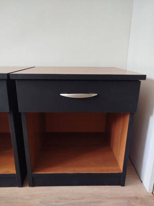 Две нощни шкафчета с чекмеджета