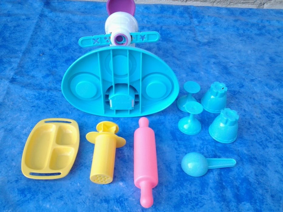 Set Play-Doh - Fabrica de inghetata jucarie copii