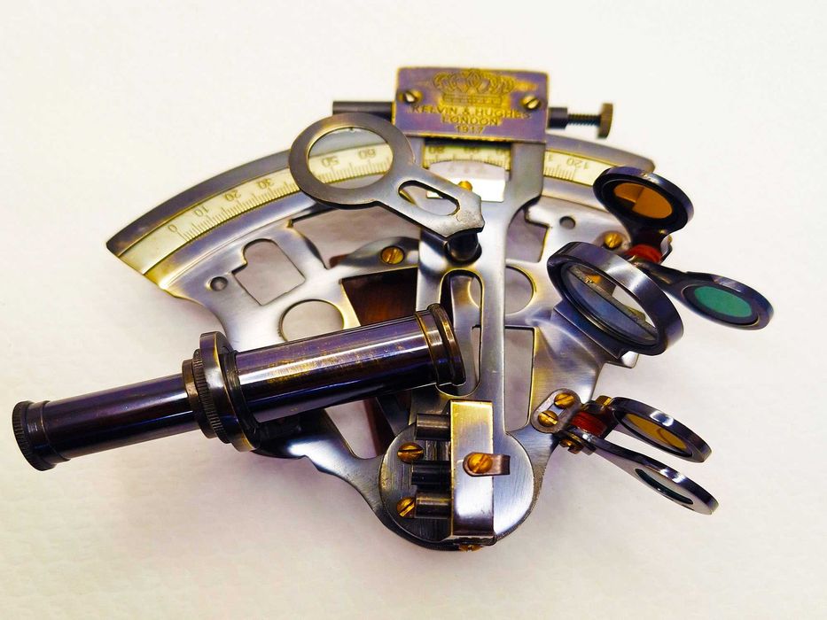 Луксозен бронзов секстант в дървена кутия