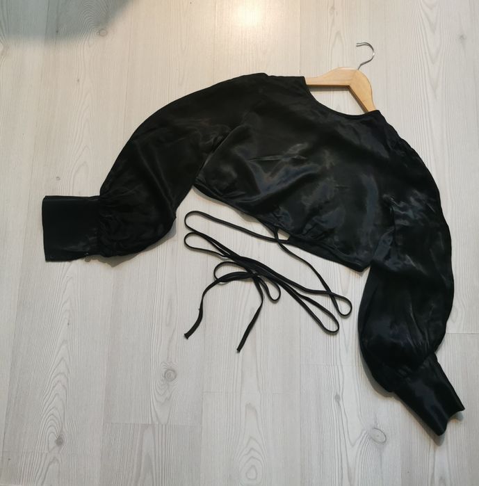 Crop top cu șnur Zara