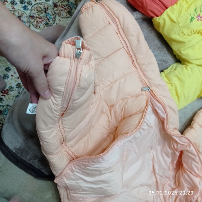 Продам демисезонный комбинезон для девочек