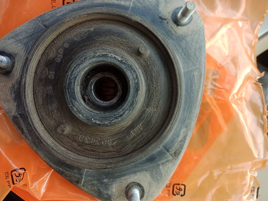 Опоры передних амортизаторов Субару Трибека