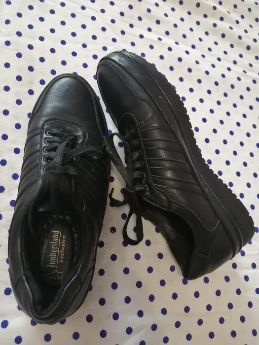 Продам подростковые туфли на мальчика.