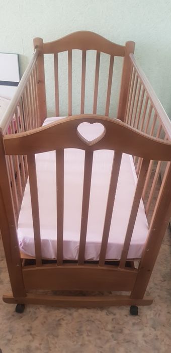 Детская кроватка с матрацем