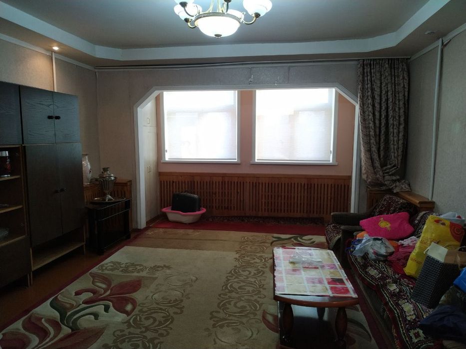 Продам 4-комнатную квартиру на Фархадском базаре , собственник