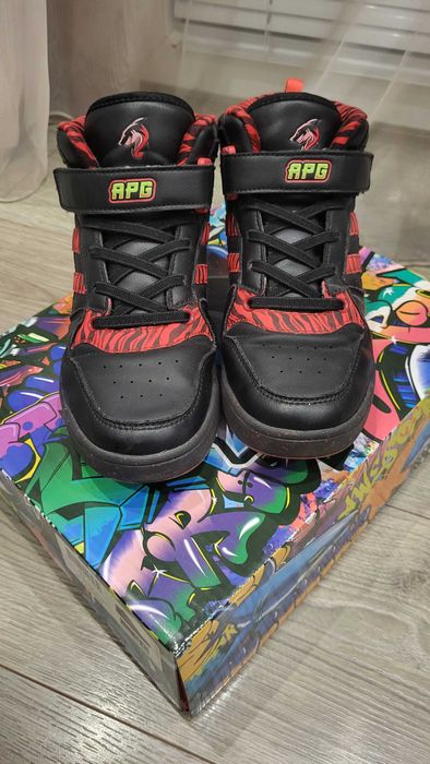 Продавам високи маратонки APG