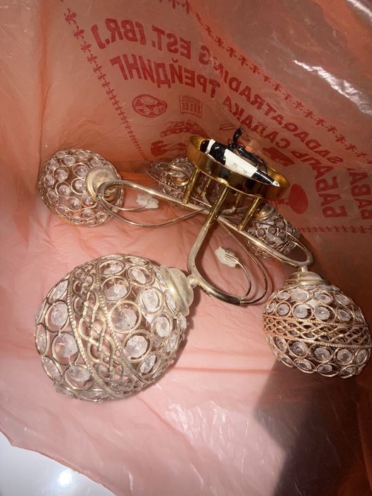Продам люстру две