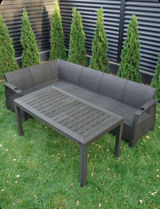 Стол и стулья пластиковые