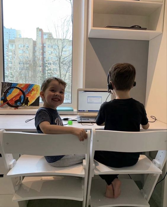 Деревянный растущий стул белый