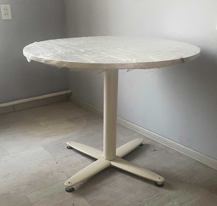 Круглый белый стол