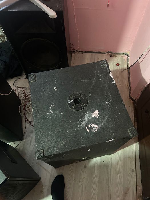 Vând bass 600w rms și boxa 500w rms boxa n-are înaltă mai multe