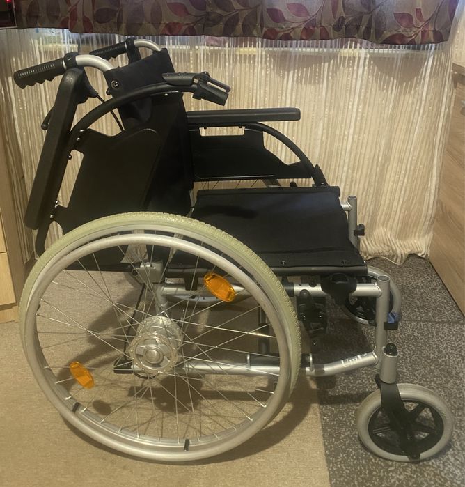 Carucior handicap scaun cu rotile batrani fara suport pentru picioare