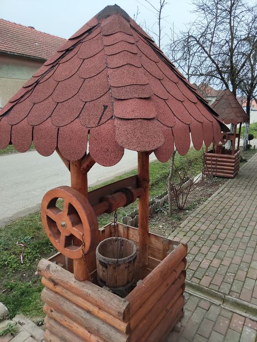 De vinzare fintina din lemn