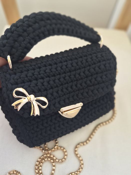 Poșetă damă handmade, neagră cu accesorii auri