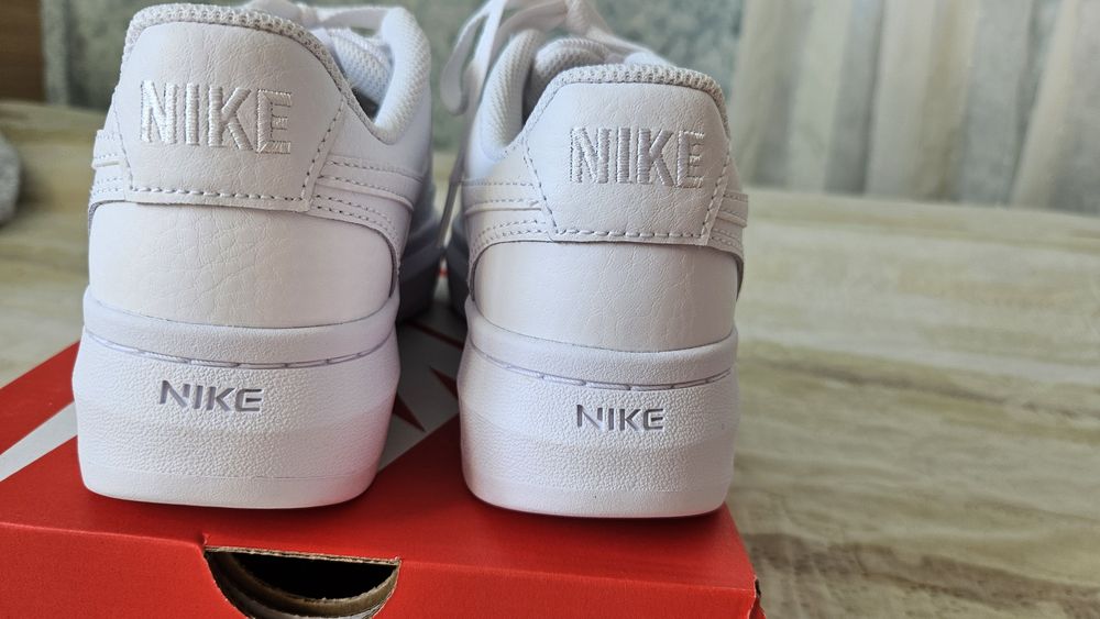 Бели маратонки Nike модел Court Vision Alta