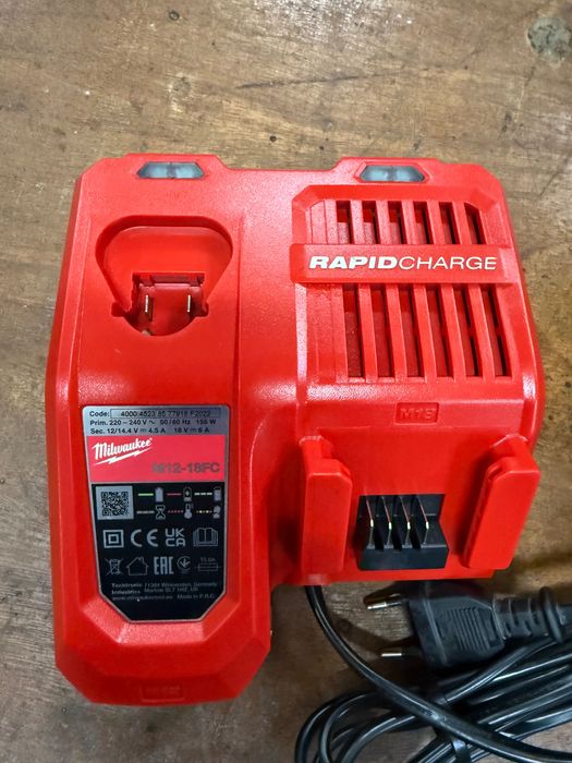 Încărcător MILWAUKEE 12-18v M12-18FC