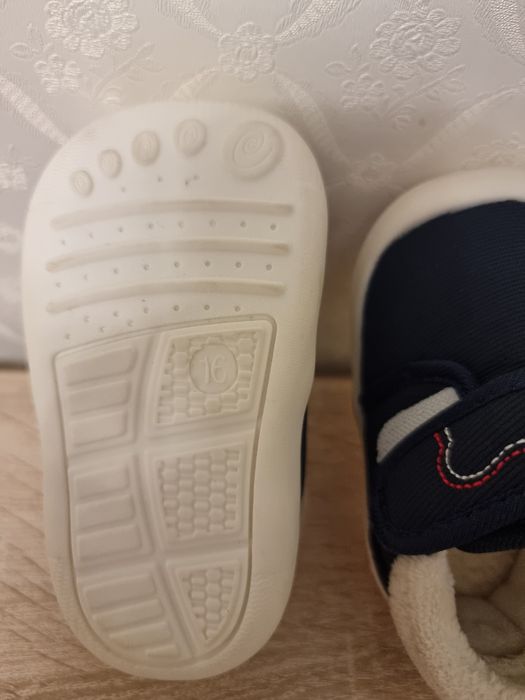 Продам утеплённые детские ботиночки