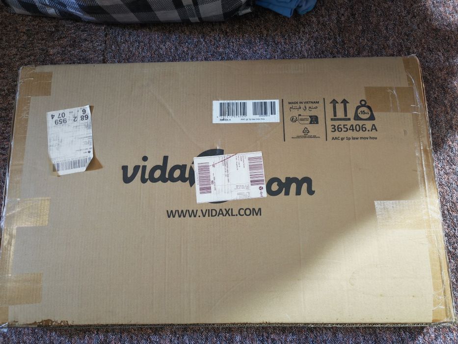 Garaj mașină tuns iarba