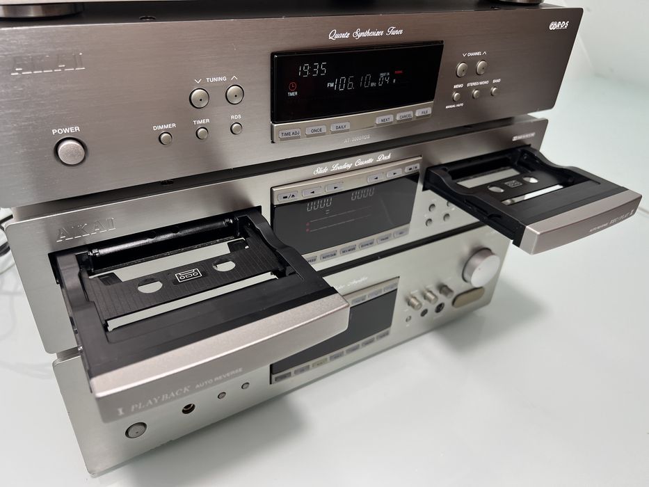 Linie Akai: Amplificator Audio-Video AM-4000, Dublu deck AKAI DX-3000W, Tuner AKAI AT-3000RDS, CD-Player AKAI CD-3000C cu 7 CD-uri