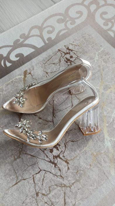 Дамски Официални обувки с камъни 40 номер, но отговарят на 39 н.