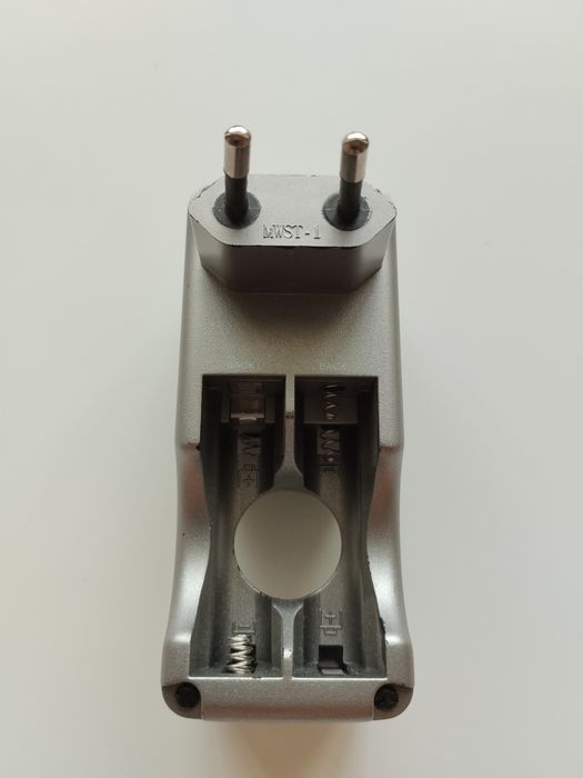 Продавам зарядно за батерии ААА и АА