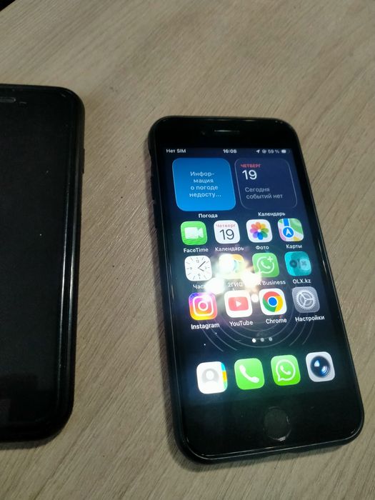 Продам Айфон се 2020