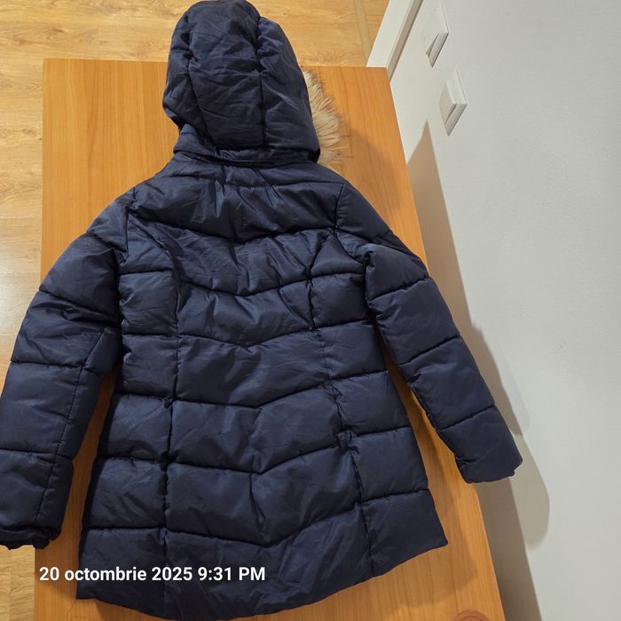 Geacă de iarnă fete H&M marimea 134 pentru 8-9 ani stare foarte bună.
