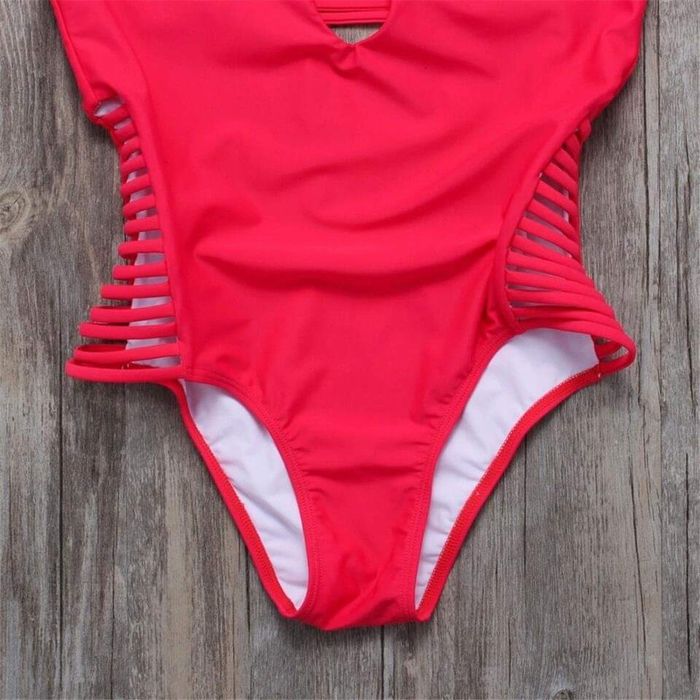 Нов уникален бански модел в червено