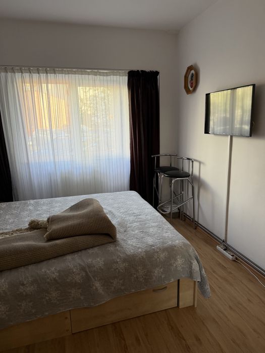 Inchiriez apartament 4 camere zona centrala ! Dispune de centrala proprie 2 locuri de parcare boxa foarte mare. Este situat la parter.