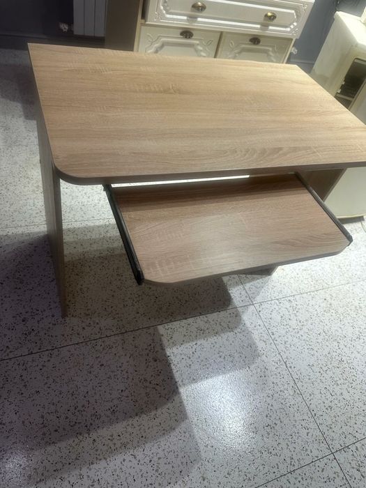 Продам  компьютерный стол и стулья