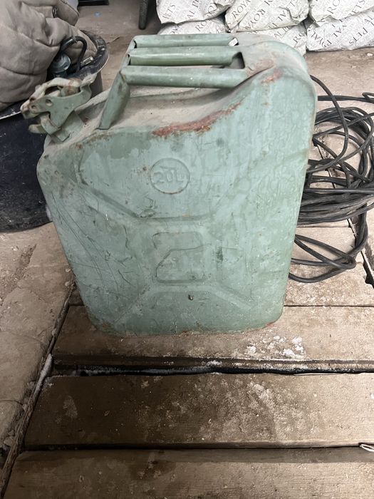 Продам канистру для бензина 20 л