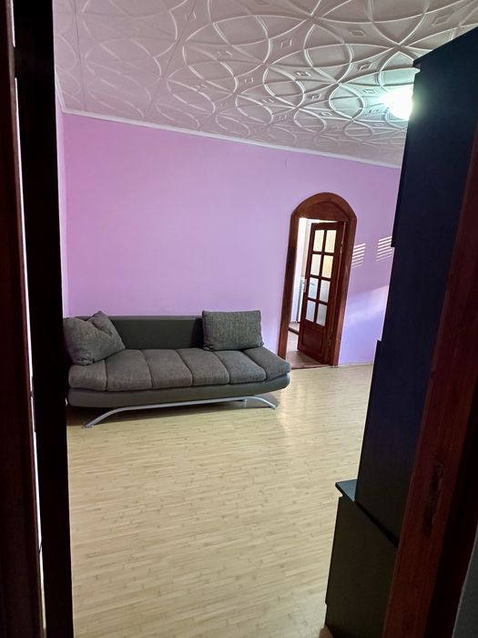 Apartament semidecomandat, etajul 3/4, situat intr o zona foarte linistita, in centrul Salontei. Mai multe detalii in descriere