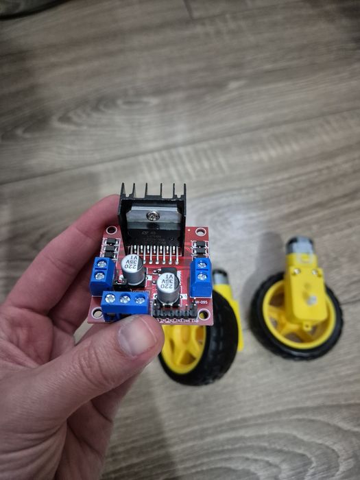 2 motoare cu reductor 3V-6V, punte H L298N
