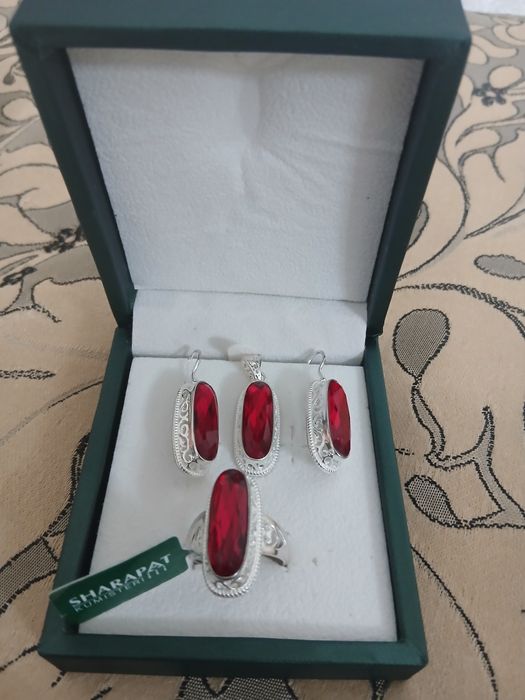 Продаётся женский  набор из серебра