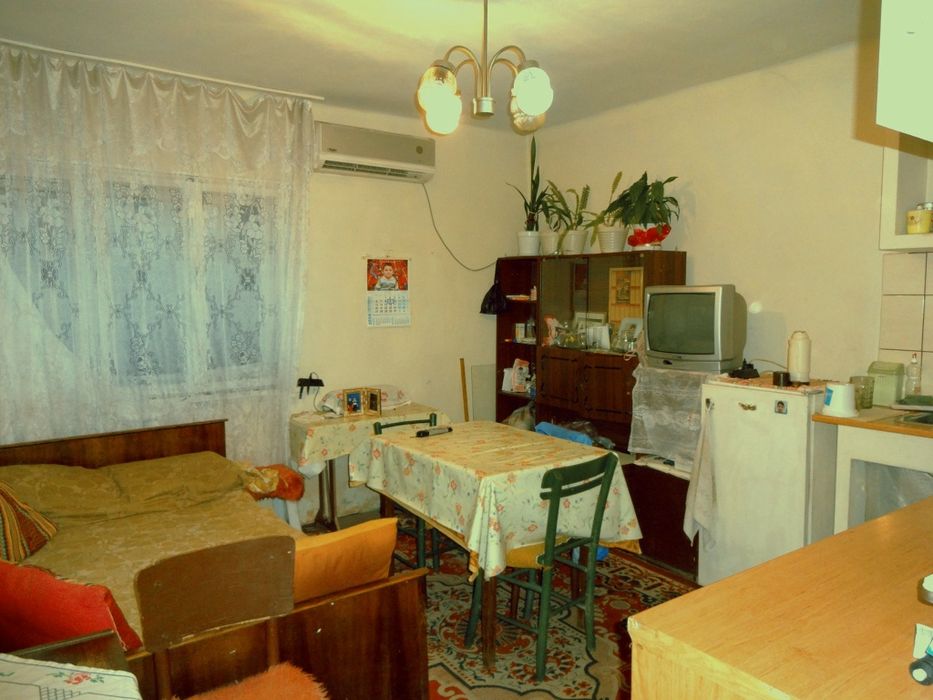 Продава къща дворно място  гараж Гр.Девня кв.Повеляново