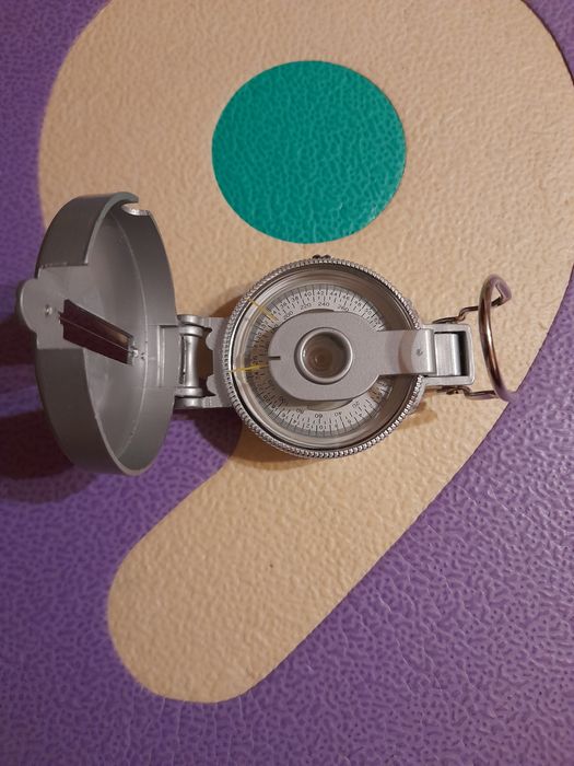 Busolă      Compas militar