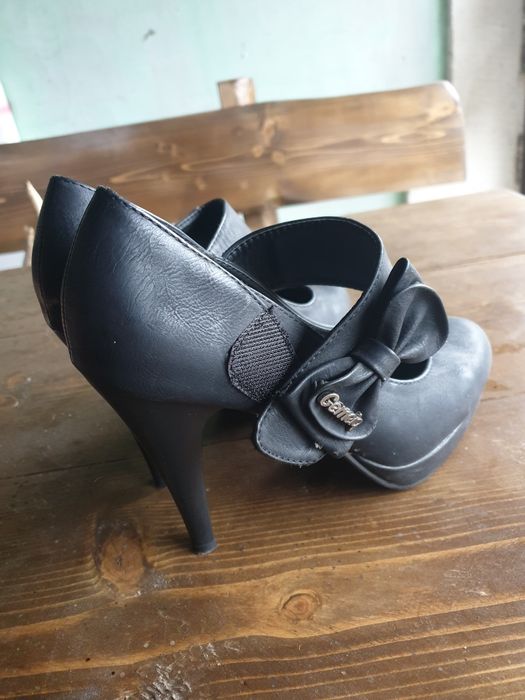 Vand pantofi cu toc inalt