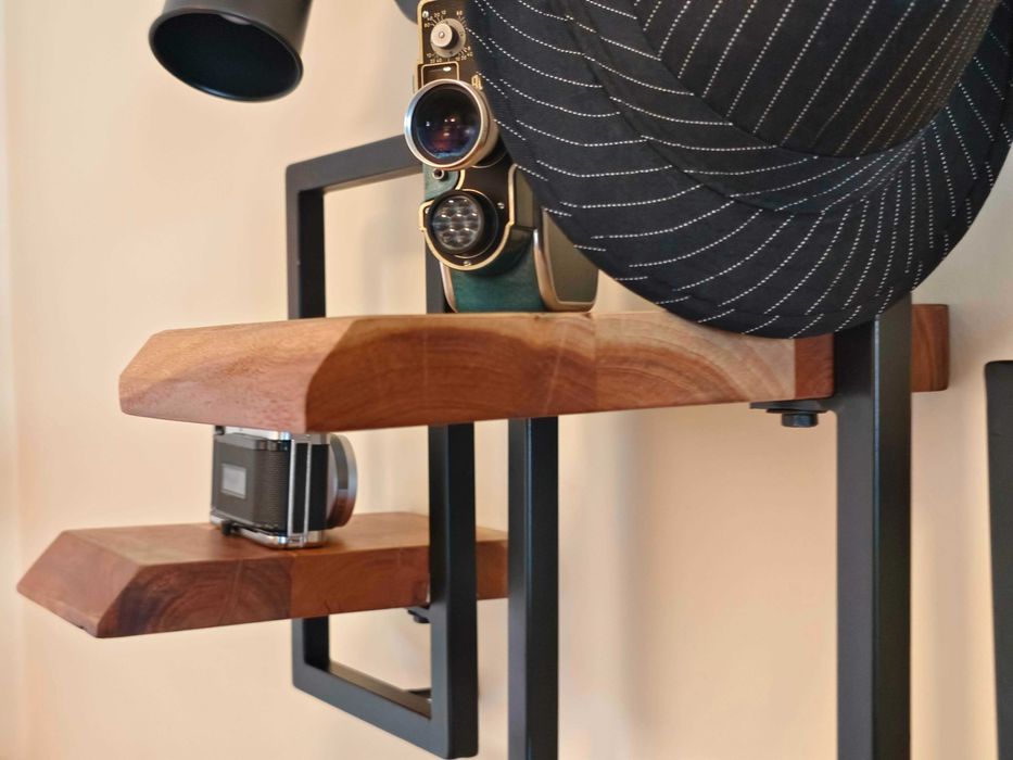 Рафтове за стена от масивно дърво, стават и за книги