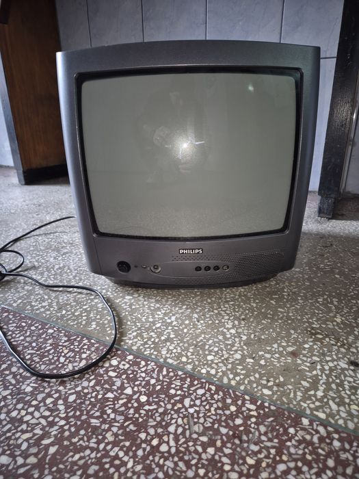 2 televizoare , 1 mic bucatarie si unu mai mare