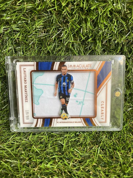 Колекционерски футболни карти с автографи и тениски