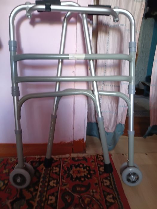 Продаю ходунки взрослые