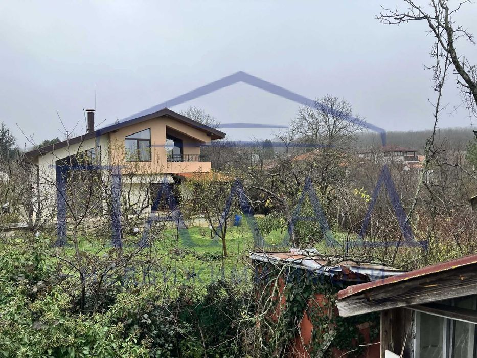 МАСИВНА къща-м-ст Перчемлията