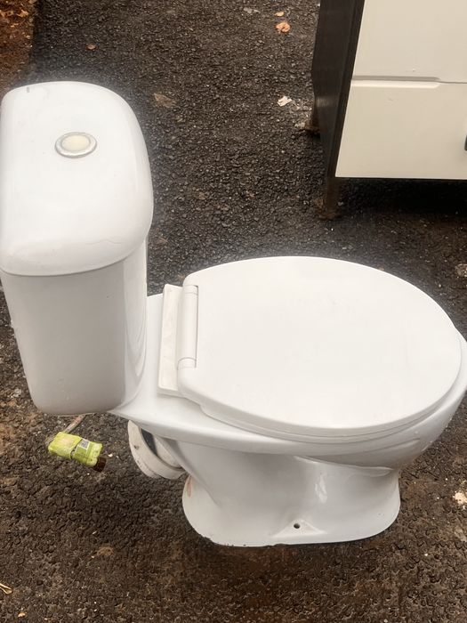 Продам унитаз целый