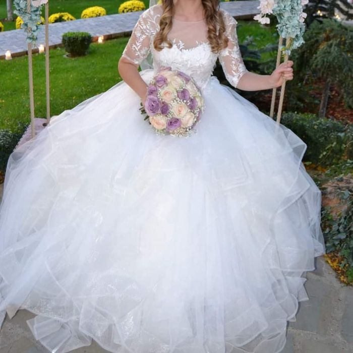 Rochie mireasă tip prințesă cu volane si aplicatii din dantela