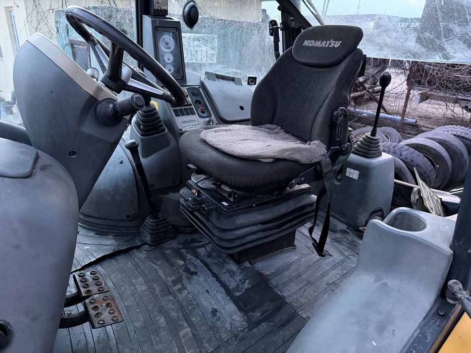 De vanzare buldoexcavator komatsu 2011