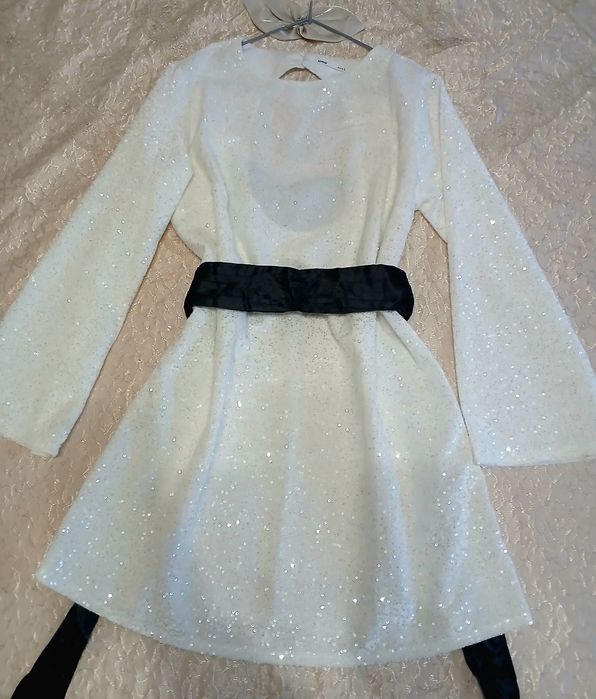 Ефектна рокля с пайети