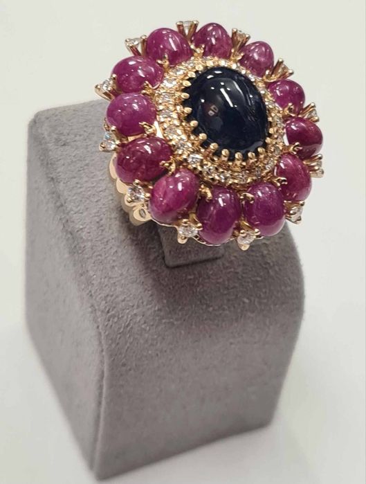 Inel din aur galben 18k, cu safir atural, rubine naturale si diamante