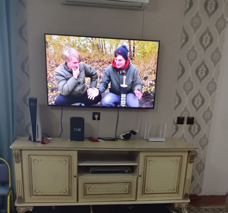 Кухонный гарнитур, мини горка, тумба под телевизор.