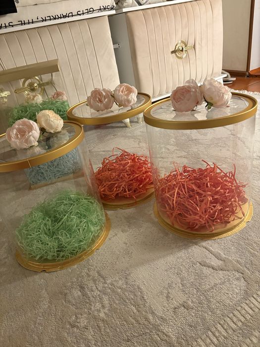 Стильные подарочные боксы с прозрачными стенками и золотыми крышками